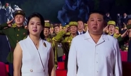 Đệ nhất phu nhân nhà lãnh đạo Triều Tiên Kim Jong-un nghẹn ngào khi hát quốc ca