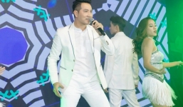 Nguyễn Phi Hùng say sưa hát dưới trời mưa khiến fan nữ chỉ muốn cầm ô cho thần tượng