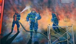 Người dân vẽ bức tranh lính cứu hỏa để tri ân 3 liệt sĩ hy sinh khi làm nhiệm vụ