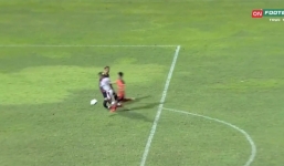 Cận cảnh pha va chạm khiến thủ môn Đà Nẵng gãy gập chân, được đưa thẳng bệnh viện