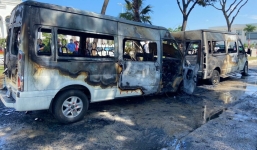 Đà Nẵng: 2 ô tô 16 chỗ bốc cháy dữ dội trước khu nhà hàng tiệc cưới