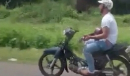 Bất ngờ trước lời trần tình của người đàn ông chạy xe máy bằng chân, ôm đàn hát say mê