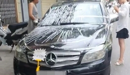 Đỗ chắn cửa hàng, xế sang bị 2 người phụ nữ dán băng keo kèm lời nhắn: 'A hi hi! Đồ vô ý thức!'