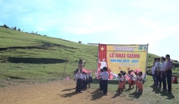 Xúc động lễ khai giảng ở nơi không điện, không nước, cheo leo giữa thảo nguyên