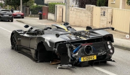 Siêu xe Pagani Zonda hàng hiếm trị giá 400 tỷ bị đâm nát đuôi, bay mất bánh