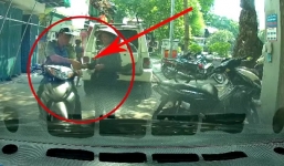 Hà Nội: Người đàn ông mặc quần áo giống quản lý thị trường nhận vật giống tiền của người bán rong 