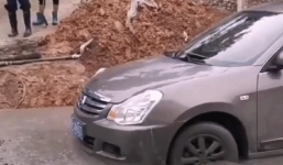 Người thành công luôn có lối đi riêng: Tài xế ôtô cắm mặt đi vào đường bê tông mới đổ