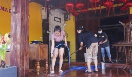 Hội An: Du khách cùng người dân tất bật dọn dẹp bùn non, rác thải sau bão Noru