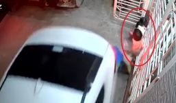 Lùi ô tô bất cẩn, tài xế suýt tông trúng 2 bé gái đang chơi trước cửa nhà