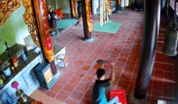 Thanh niên vào chùa đập phá hòm công đức trộm tiền giữa ban ngày