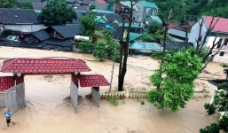Nghệ An: Lũ quét kinh hoàng, nhiều ngôi nhà, ô tô bị cuốn trôi