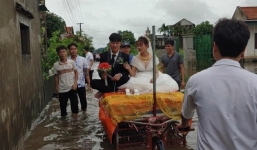 Cô dâu cười tươi như hoa khi được chú rể đón bằng phương tiện đặc biệt đi qua mùa lũ