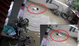 Em bé vùng vẫy khi trượt chân ngã xuống sân ngập nước, đoạn kết làm người xem thở phào