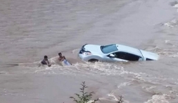 Video: Cố lái xe qua ngầm tràn, thầy giáo cùng ô tô suýt bị lũ cuốn trôi