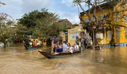 Phố cổ Hội An lại ngập sâu trong nước lũ, du khách phải rời đi bằng ghe thuyền