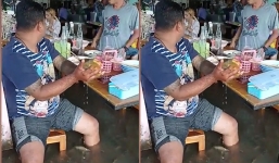 Video: Thực khách thích thú khi được dùng bữa với những con cá bơi dưới chân sau trận mưa lớn