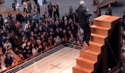 Video: Chỉ với một đoạn bậc thang, ông lão có màn biểu diễn như thôi miên khán giả