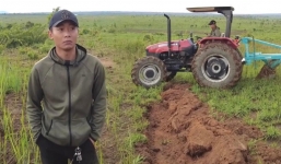 Video: Quang Linh Vlog dùng máy cày viết tên Thùy Tiên, 'thuyền không cần đẩy, tự chính chủ chèo'