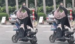 Video: 'Đang tập yoga lại phải đi ship hàng', người phụ nữ khiến người đi đường không khỏi bị sốc