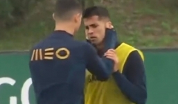 Video: Ronaldo lại bị đồng đội khó chịu trước hành động thân mật trên sân tập