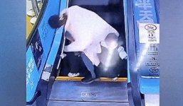 Video: Con trai suýt bị thang cuốn 'nuốt chửng', người mẹ có phản xạ đáng khen