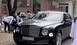 2 cựu học sinh lái siêu xe về trường cũ tặng quà dịp 20/11 khiến hậu bối trầm trồ