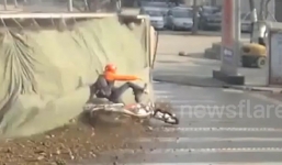 Video: Xe tải đá lật nghiêng ngay ngã tư, tài xế xe máy may mắn thoát nạn trong gang tấc