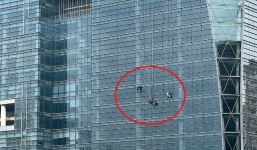 Video: 4 ‘người nhện’ vắt vẻo mưu sinh trên tòa nhà cao tầng ở Hà Nội khiến nhiều người thót tim