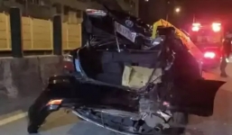 Video: PKL phóng hơn 200 km/h, lao vào đuôi xe taxi khiến cả 2 phương tiện vỡ nát