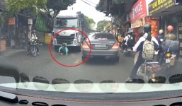 Video: Tạt đầu xe tải để sang đường, nữ sinh suýt phải trả giá cho sự liều mạng