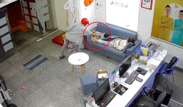 Video: Chơi cùng con trai rồi ngủ quên, người phụ nữ tá hoả khi xem lại camera