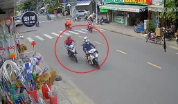 Video: Cô gái la hét thất thanh khi bị tên cướp táo tợn giật túi xách ngay giữa ban ngày