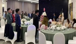 Video: Bức xúc cảnh 4 cô gái ngồi vắt chân bấm điện thoại khi cả hội trường hát Quốc ca