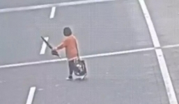 Video: Đi bộ như mơ ngủ qua cao tốc Nội Bài - Lào Cai, người phụ nữ bị ô tô húc bay ra xa