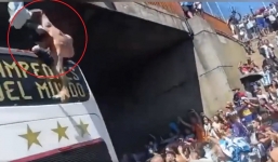 Video: CĐV Argentina suýt mất Tết khi cố nhảy vào xe bus của Messi và các đồng đội đang diễu hành trên phố