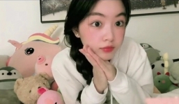 Video: Bắt trend bản hit của Pháo, nhan sắc ái nữ nhà MC Quyền Linh lại khiến CDM bàn tán sôi nổi