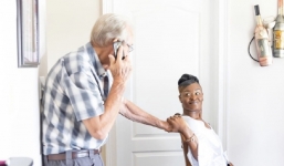 Video: Cô gái 24 tuổi bất chấp tất cả để cưới người tình hơn mình 61 tuổi