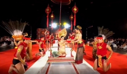 Để 'gà cưng' Engfa Waraha xuất hiện như 'tỳ nữ' bên cạnh Miss Grand 2022, dì Na khiến fan phẫn nộ