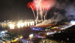 Video: Mãn nhãn màn pháo hoa đầy sắc màu tại Carnaval Hạ Long 2023