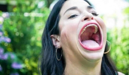 Người phụ nữ kiếm bộn tiền nhờ chiếc miệng rộng 'có thể nhét cả thế giới'