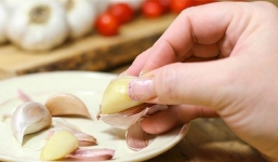 Tỏi được tôn vinh là 'thần dược', nhưng có 7 nhóm người nên hạn chế ăn thứ gia vị này