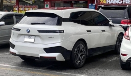 BMW iX đầu tiên lăn bánh tại Hà Nội, SUV điện có điểm chung lớn với mẫu xe VF 8     