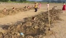 Biển Cửa Lò lại 'dậy sóng' với trào lưu đào cát tập thể, lãnh đạo địa phương nói gì? 