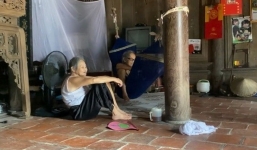 Khoảnh khắc em dâu 85 tuổi lên thăm chị chồng, câu nói phía sau càng gây xôn xao