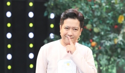 Trường Giang mặc áo mưa ra làm vườn dù 'giàu nứt đố đổ vách' 