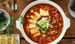 Cách nấu canh kim chi thịt bò Hàn Quốc chuẩn vị và dễ làm 