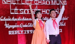 Đám cưới độc lạ ở Hà Nội: Cô dâu, chú rể và dàn khách mời đeo khăn quàng đỏ, ăn kẹo bông