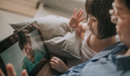 ''Ăn Tết với gia đình, nhưng mà online''