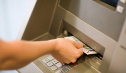 Thực hiện việc tiền rút từ ATM nhưng bị rách, cách xử lý ra sao?