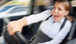 Đang lái xe, ô tô đột ngột mất phanh: Hãy nắm chắc những nguyên tắc sau để 'cứu nguy'